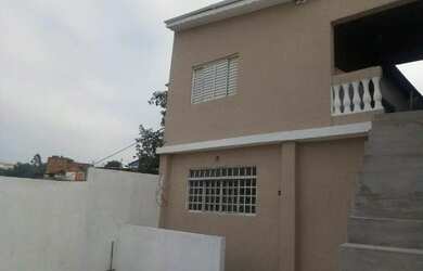 Imagem: A casa possui 3 Dormitórios, 2 Banheiros, 2 Vagas na garagem