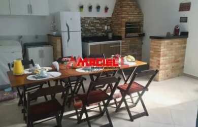 Imagem: A casa possui 3 Dormitórios, 3 Banheiros, 2 Vagas na garagem