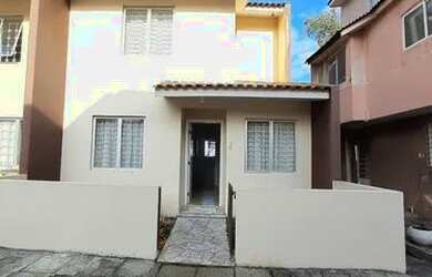 Imagem: A casa possui 2 Dormitórios, 2 Banheiros, 1 Vaga na garagem