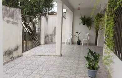 Imagem: A casa possui 4 Dormitórios, 2 Banheiros, 2 Vagas na garagem