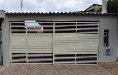 Imagem: A casa possui 2 Dormitórios, 1 Banheiro, 1 Vaga na garagem