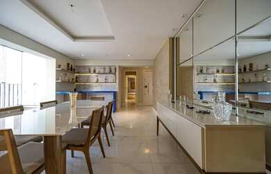 Imagem: O apartamento possui 3 Dormitórios, 5 Banheiros, 3 Vagas na