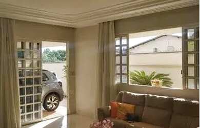 Imagem: A casa possui 5 Dormitórios, 3 Banheiros, 2 Vagas na garagem