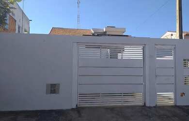 Imagem: A casa possui 1 Dormitório, 1 Banheiro, 5 Vagas na garagem