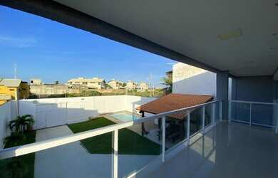 Imagem: A casa possui 4 Dormitórios, 5 Banheiros, 4 Vagas na garagem