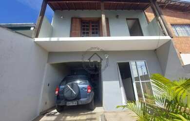 Imagem: A casa possui 4 Dormitórios, 3 Banheiros, 2 Vagas na garagem