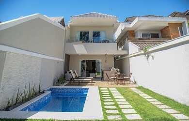 Imagem: A casa em condomínio possui 5 Dormitórios, 5 Banheiros, 2