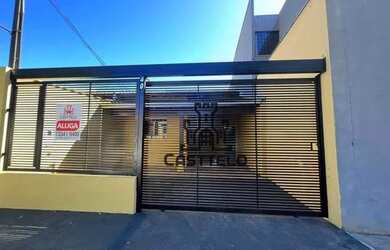 Imagem: A casa possui 3 Dormitórios, 2 Banheiros, 2 Vagas na garagem