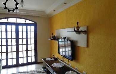 Imagem: A casa possui 4 Dormitórios, 3 Banheiros, 2 Vagas na garagem