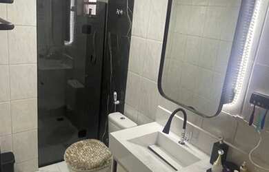 Imagem: O apartamento possui 2 Dormitórios, 1 Banheiro, 1 Vaga na garagem