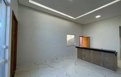 Imagem: A casa e possui 3 Dormitórios, Suítes, 2 Banheiros, 2 Vagas