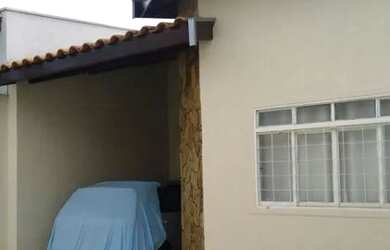 Imagem: A casa possui 3 Dormitórios, 2 Banheiros, 3 Vagas na garagem