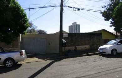 Imagem: A casa possui 3 Dormitórios, 1 Banheiro, 3 Vagas na garagem