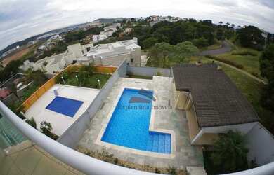 Imagem: A casa em condomínio possui 5 Dormitórios, 5 Banheiros, 5