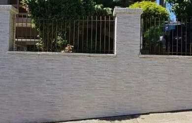 Imagem: A casa possui 3 Dormitórios, 2 Banheiros, 1 Vaga na garagem