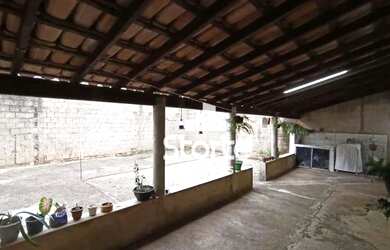 Imagem: A casa possui 3 Dormitórios, 1 Banheiro, 2 Vagas na garagem