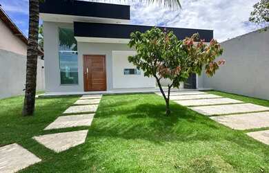 Imagem: A casa possui 3 Dormitórios, 2 Banheiros, 2 Vagas na garagem