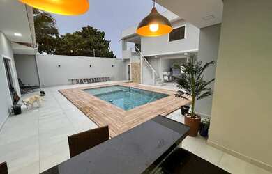 Imagem: A casa possui 4 Dormitórios, 5 Banheiros, 4 Vagas na garagem