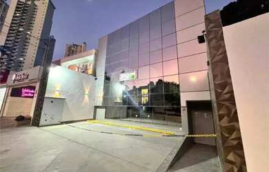 Imagem: O depósito possui 5 Vagas na garagem e 550m² de Área e está