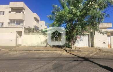 Imagem: A casa possui 3 Dormitórios, 1 Banheiro, 2 Vagas na garagem