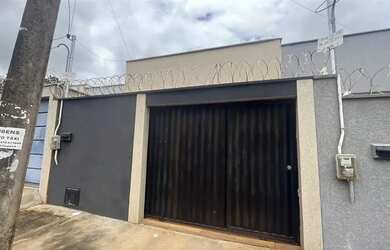 Imagem: A casa possui 2 Dormitórios, 2 Banheiros, 1 Vaga na garagem