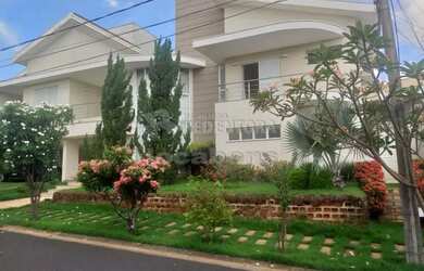 Imagem: A casa em condomínio possui 4 Dormitórios, 5 Banheiros, 4