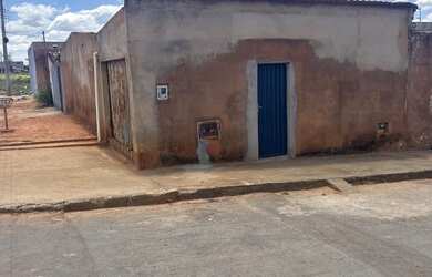 Imagem: A casa possui 2 Dormitórios, 1 Banheiro, 1 Vaga na garagem