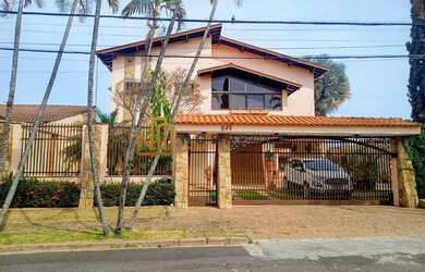 Imagem: A casa possui 3 Dormitórios, 5 Banheiros, 4 Vagas na garagem