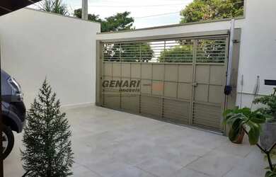 Imagem: A casa possui 2 Dormitórios, 2 Banheiros, 2 Vagas na garagem