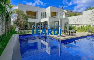 Imagem: A casa em condomínio possui 5 Dormitórios, 5 Banheiros, 5