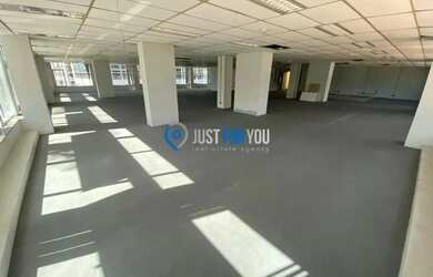 Imagem: O depósito possui 5 Vagas na garagem, 272m² de Área e está