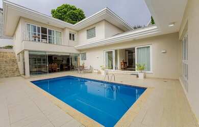 Imagem: A casa em condomínio possui 4 Dormitórios, 5 Banheiros, 5