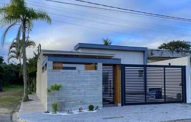 Imagem: A casa possui 3 Dormitórios, 3 Banheiros, 2 Vagas na garagem