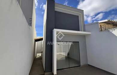 Imagem: A casa possui 3 Dormitórios, 1 Banheiro, 2 Vagas na garagem