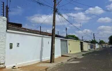 Imagem: A casa possui 3 Dormitórios, 2 Banheiros, 2 Vagas na garagem