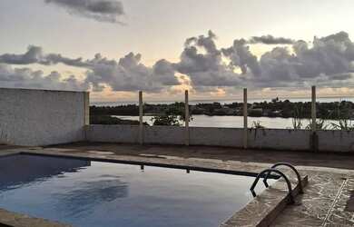 Imagem: A casa possui 2 Dormitórios, Acomodam 10 pessoas, 3 Vagas na