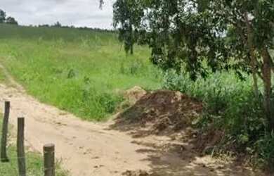 Imagem: O terreno possui 300m² de Área e está localizado em Amarelo