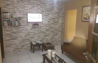 Imagem: A casa possui 2 Dormitórios, Acomodam 8 pessoas, 4 Vagas na