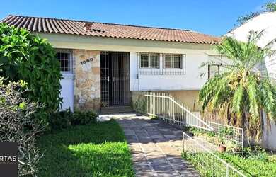 Imagem: A casa possui 3 Dormitórios, 4 Banheiros, 2 Vagas na garagem