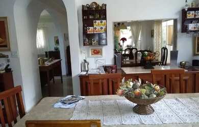 Imagem: A casa possui 5 Dormitórios, 5 Banheiros, 2 Vagas na garagem