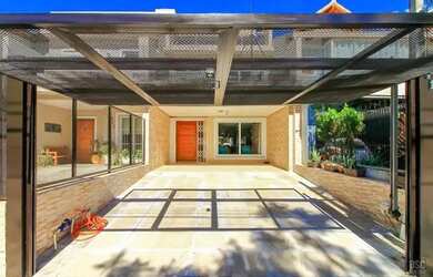 Imagem: A casa possui 3 Dormitórios, 5 Banheiros, 3 Vagas na garagem