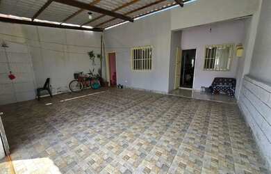 Imagem: A casa possui 3 Dormitórios, 1 Banheiro, 5 Vagas na garagem