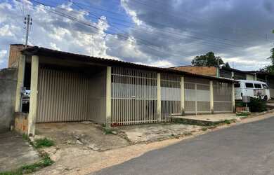 Imagem: A casa possui 3 Dormitórios, 2 Banheiros e 2 Vagas na garagem