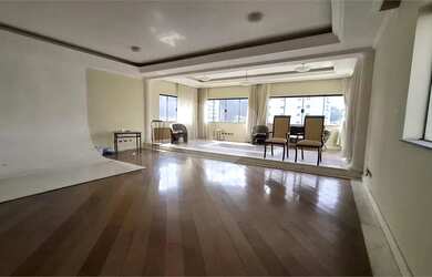 Imagem: A casa possui 4 Dormitórios, 5 Banheiros, 5 Vagas na garagem