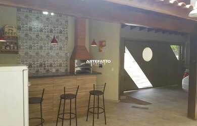 Imagem: A casa possui 3 Dormitórios, 2 Banheiros, 2 Vagas na garagem