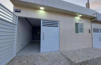 Imagem: A casa possui 3 Dormitórios, 2 Banheiros, 1 Vaga na garagem