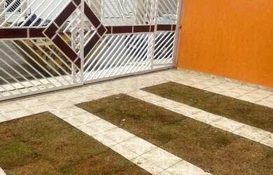 Imagem: A casa possui 3 Dormitórios, 2 Banheiros, 2 Vagas na garagem