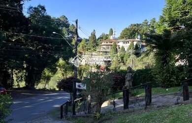 Imagem: A casa possui 5 Dormitórios, 5 Banheiros e 600m² de Área