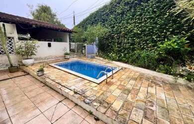 Imagem: A casa possui 3 Dormitórios, 4 Banheiros, 2 Vagas na garagem