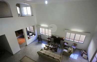 Imagem: A casa possui 4 Dormitórios, 4 Banheiros, 5 Vagas na garagem